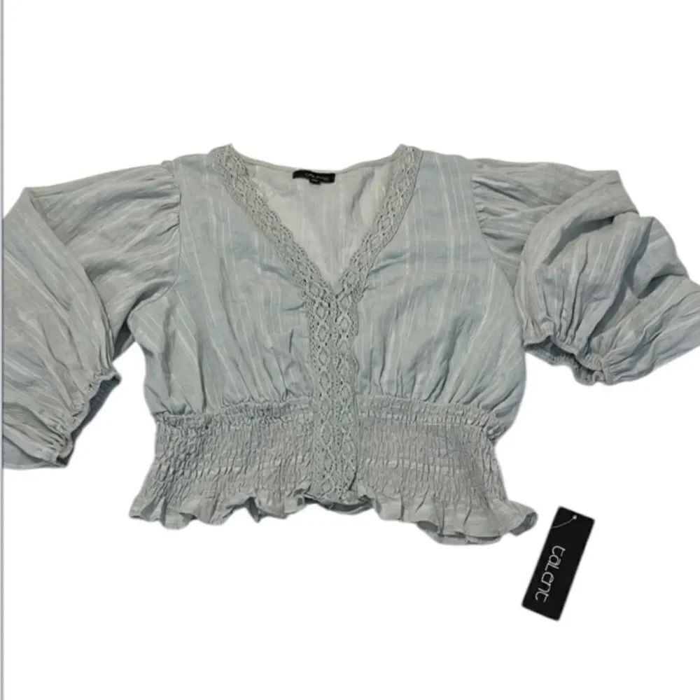 NWT talent size 1X light green puff sleeve lace detail elastic waist crop top